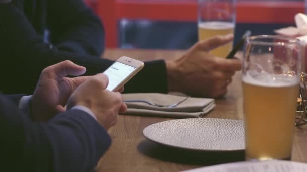 Homme bavarder dans le restaurant . — Video