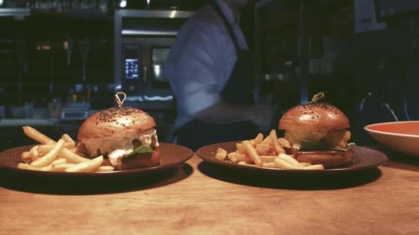 Deliciosas hamburguesas en el plato . — Vídeos de Stock