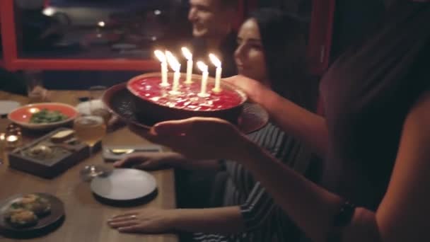 誕生日。女の子は蝋燭を離れて吹きます。願い事をします。. — ストック動画