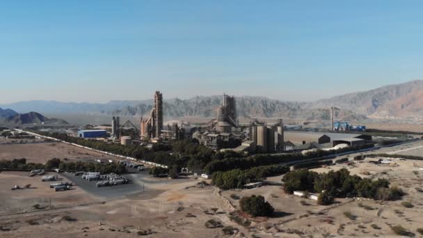 AERIAL. Vista superior de la industria manufacturera en Emiratos Árabes Unidos. Enorme fábrica de cemento en el desierto. — Vídeo de stock