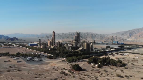 Aerial 阿联酋工业制造厂的最高视图 沙漠中的巨大水泥厂 — 图库视频影像
