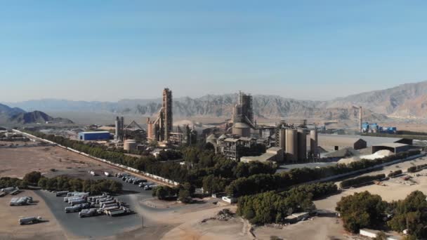 AERIAL. Vista superior de la industria manufacturera en Emiratos Árabes Unidos. Enorme fábrica de cemento en el desierto. — Vídeo de stock