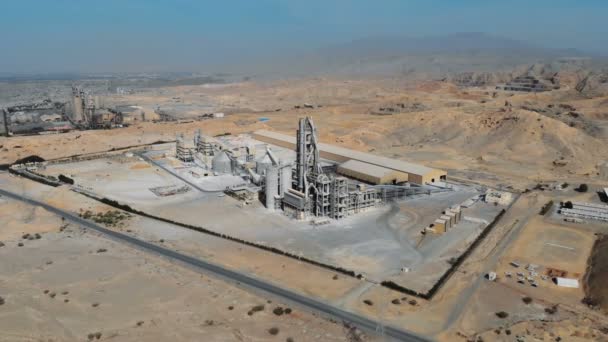 AERIAL. Vista superior de la enorme zona manufacturera de la industria en los EAU. 3 grandes fábricas de cemento en el desierto . — Vídeos de Stock