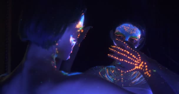 Portret kobiety piękne moda w świetle Uf Neon. Model Dziewczyna z fluorescencyjny kreatywnych makijaż psychodeliczny, sztuka projektowania modelu kobiece tancerz Disco w Uv, kolorowy makijaż streszczenie. Tańcząca Wenus — Wideo stockowe