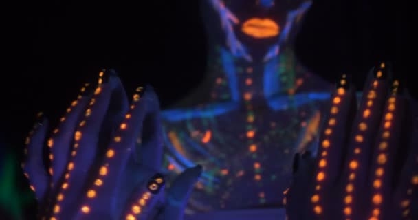 Portret kobiety piękne moda w świetle Uf Neon. Model Dziewczyna z fluorescencyjny kreatywnych makijaż psychodeliczny, sztuka projektowania modelu kobiece tancerz Disco w Uv, kolorowy makijaż streszczenie — Wideo stockowe