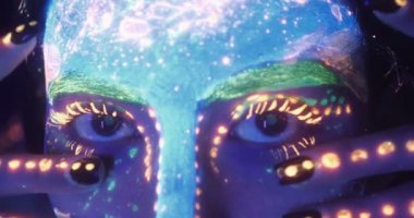 Neon ışık disko dansçısı. Moda model kadın neon ışık, güzel model kız floresan makyajlı yüzü güzel renkli parmaklarıyla dokunarak portresi.