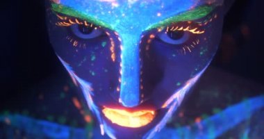 Neon ışık disko dansçısı. Moda model kadın neon ışık, güzel model kız floresan makyajlı, Uv, yüz, renkli boyalı tasarımında Body Art portre siyah arka plan üzerinde makyaj,