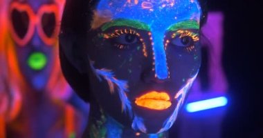 Gözlüklü kız büyük portresi. Giy avatar kız gözlük ultaviolet ışıkta kopyaladım..