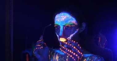 Gözlüklü kız büyük portresi. Avatar kız yapıştırılan gözlüğü ultraviyole ışık koymak.