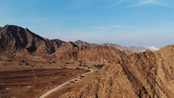 AEREALE. Vista dall'alto della strada tra le montagne degli Emirati Arabi Uniti — Video Stock