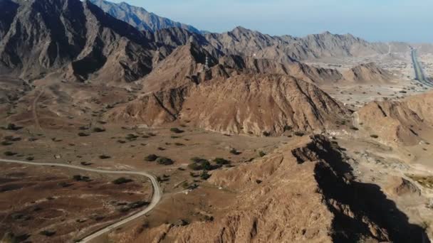 AEREALE. Vista dall'alto della strada tra le montagne degli Emirati Arabi Uniti — Video Stock