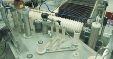 İlaç tıp ampul konveyör üzerinde ambalaj.