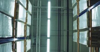 Modern mavi sarı depoda tavan aydınlatma.