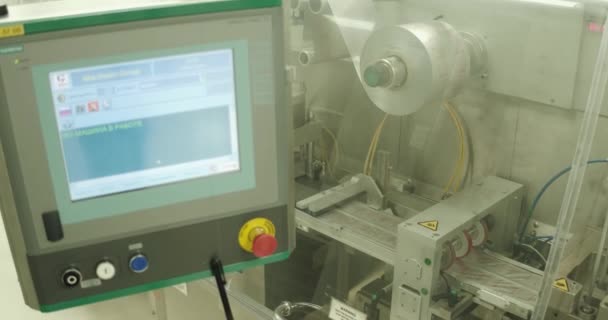 Farmaceutische lab technici inspectie van de kwaliteit van medische pillen. Farmaceutische industrie. — Stockvideo