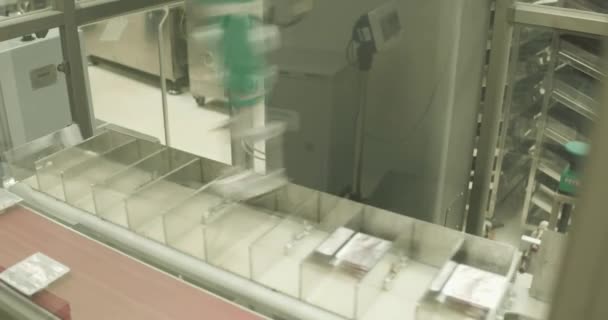 Interior de un equipo de la industria farmacéutica para el embalaje de cajas píldoras — Vídeos de Stock