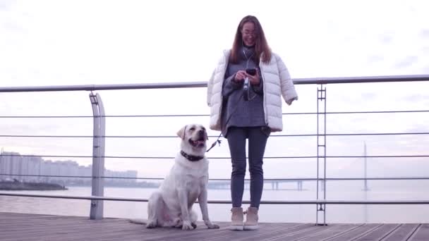 Proprietário Feliz Cão Labrador Retriever Livre Andando Aterro Ouvindo Música — Vídeo de Stock