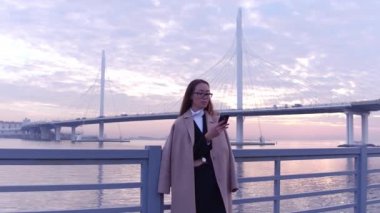 genç güzel Asyalı işkadını onun smartphone kullanarak