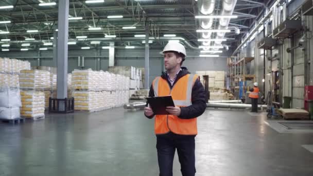 Staff worker control in freezing room or warehouse — Stock Video
