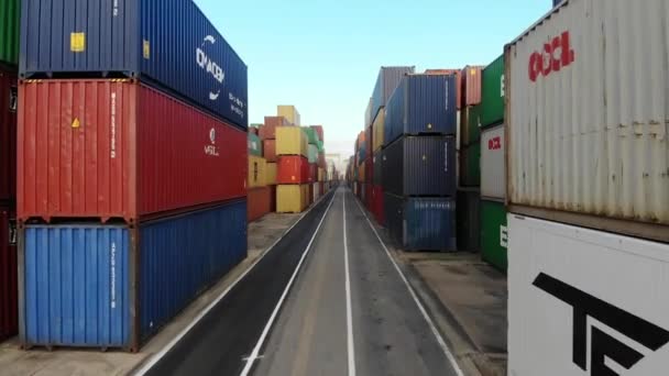13 Desember 2018. Udara. Sinar matahari di tumpukan kontainer kargo dan derek di pelabuhan . — Stok Video