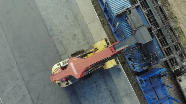 Des conteneurs sont transportés à bord d'un train bloc au moyen d'un transpondeur. Vue aérienne, vue aérienne . — Video