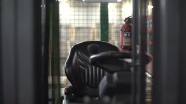 Tablet içinde makine kontrol ve gülümseyen forklift sürücüsü konsantre.