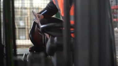 Konsantre forklift sürücüsü makine içinde tablet denetimi içinde gelir.