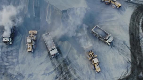 AÉRIAL. Vue de l'angle supérieur de la grande carrière et pelles verse du sable dans le camion. Sur le chantier vue de dessus. Tir depuis le drone . — Video