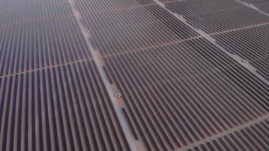 AERİAL. BAE 'deki büyük enerji santrali ve güneş panelinin en üst görüntüsü.