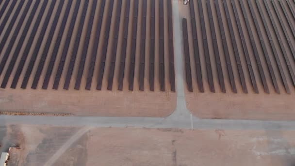 AERIAL.阿联酋大型发电厂和太阳能电池板的最高视图. — 图库视频影像