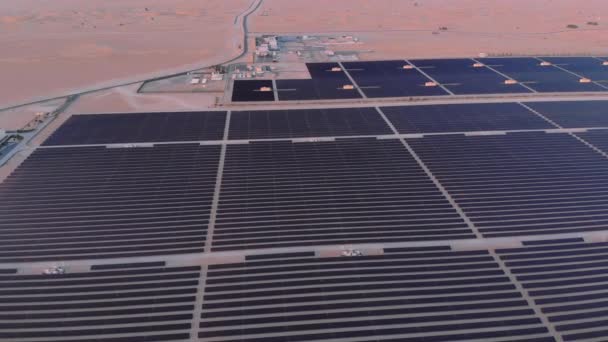 AERIAL. Blick von oben auf riesiges Kraftwerk und Solarmodul in den Vereinigten Arabischen Emiraten. — Stockvideo