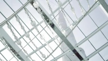 Soyut beyaz arkaplan. Pencerelerin ve modern kavramsal yüksek teknoloji binasının görüntüsü