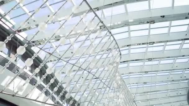 Fondo blanco abstracto. Vista de ventanas y moderno edificio conceptual de alta tecnología — Vídeos de Stock