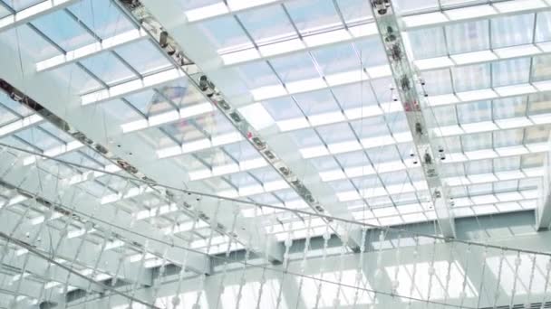 Abstraktní bílé pozadí. Pohled na okna a moderní konceptuální high-tech budovy — Stock video