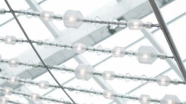 Soyut beyaz arkaplan. Pencerelerin ve modern kavramsal yüksek teknoloji binasının görüntüsü