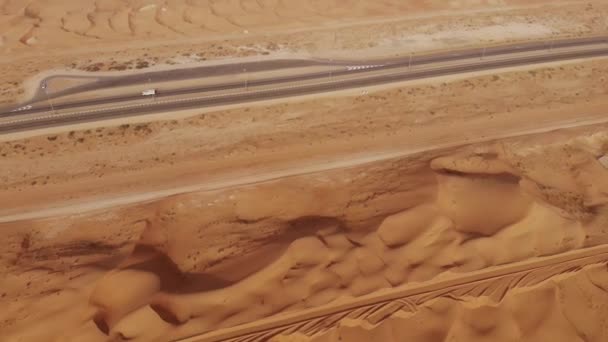 Antenn. Dubai desert vägar omfattas i sand från öknen — Stockvideo