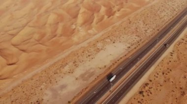 Hava. Dubai Çöl yollar kum çölden kapalı olmak