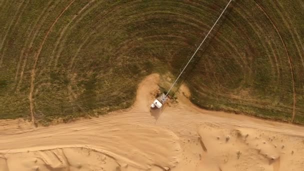 AERIAL.沙漠中农业用的圆形绿色灌溉地.迪拜，阿联酋. — 图库视频影像