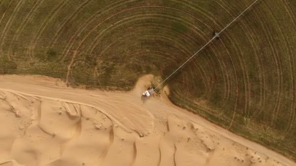 AERIÁLIS. Körkörös zöld öntözés foltok a mezőgazdaság a sivatagban. Dubai, Egyesült Arab Emírségek. — Stock videók
