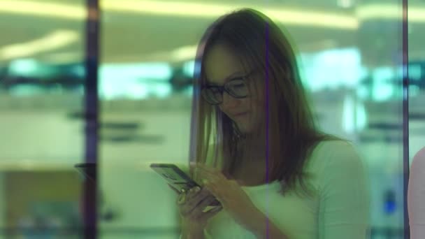 Επικεντρωθεί Καθρέφτη Στο Παράθυρο Γυναίκα Πληκτρολογώντας Στο Smart Phone Σας — Αρχείο Βίντεο