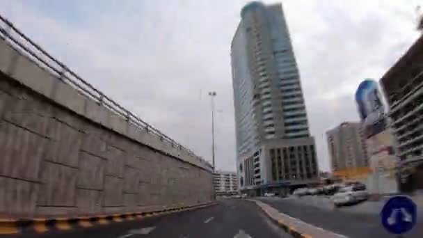 Timelapse. Voorste cabine uitzicht vanaf de auto naar de stad en de wolkenkrabbers. — Stockvideo