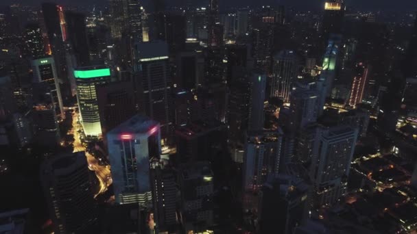 Luftaufnahme der Stadt Kuala Lumpur. Dunkle Sonnenuntergangsbeleuchtung mit futuristischem Netzwerk und Technologie — Stockvideo