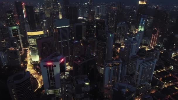 Luchtfoto van de skyline van de stad van Kuala Lumpur tijdens mooie blauwe uur — Stockvideo