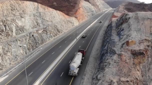 Aerial Seguir tiro de caminhão branco — Vídeo de Stock