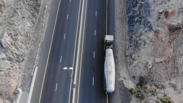 Воздушное сопровождение белого грузовика — стоковое видео