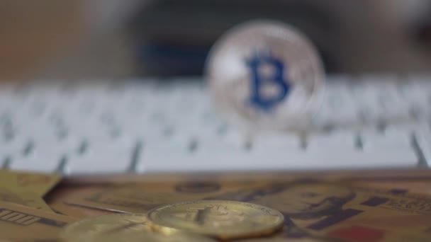 Simbol bitcoin perak di keyboard. Fokus selektif . — Stok Video