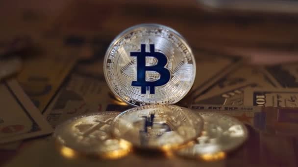 Liting bergerak di sekitar mata uang perak bitcoin dan euro . — Stok Video