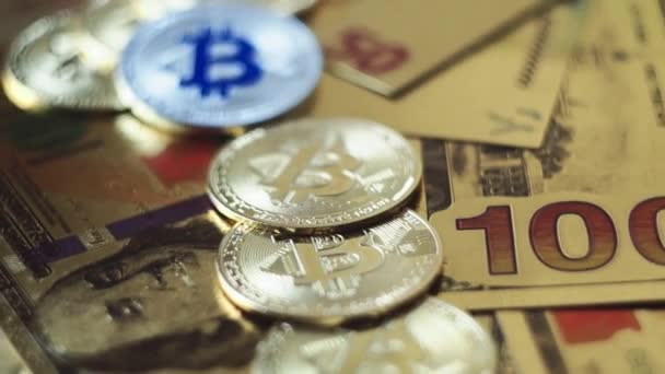 Gouden Bitcoins op ons dollar. Digitale valuta close-up. Nieuwe virtueel geld. Crypto valuta bovenaanzicht. Echte munten van bitcoin op biljetten van honderd dollar. — Stockvideo