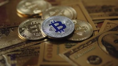 4 k kavram vidoe. Bitcoin para ve altın para dolar ve euro çevresinde üzerinde arka plan hareketli kamera.