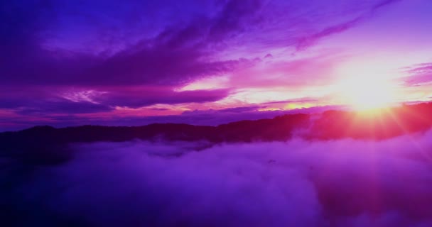 Tramonto viola delicatamente rosa sull'aeroporto. Colori pastello Nuvole blu, gialle e rosa. Toni viola . — Video Stock