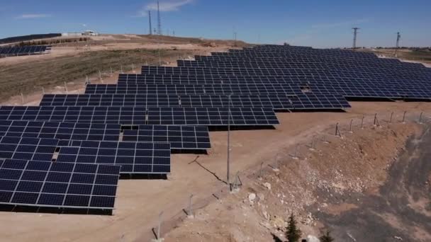 Вид с воздуха на солнечные батареи крупным планом в пустыне. — стоковое видео